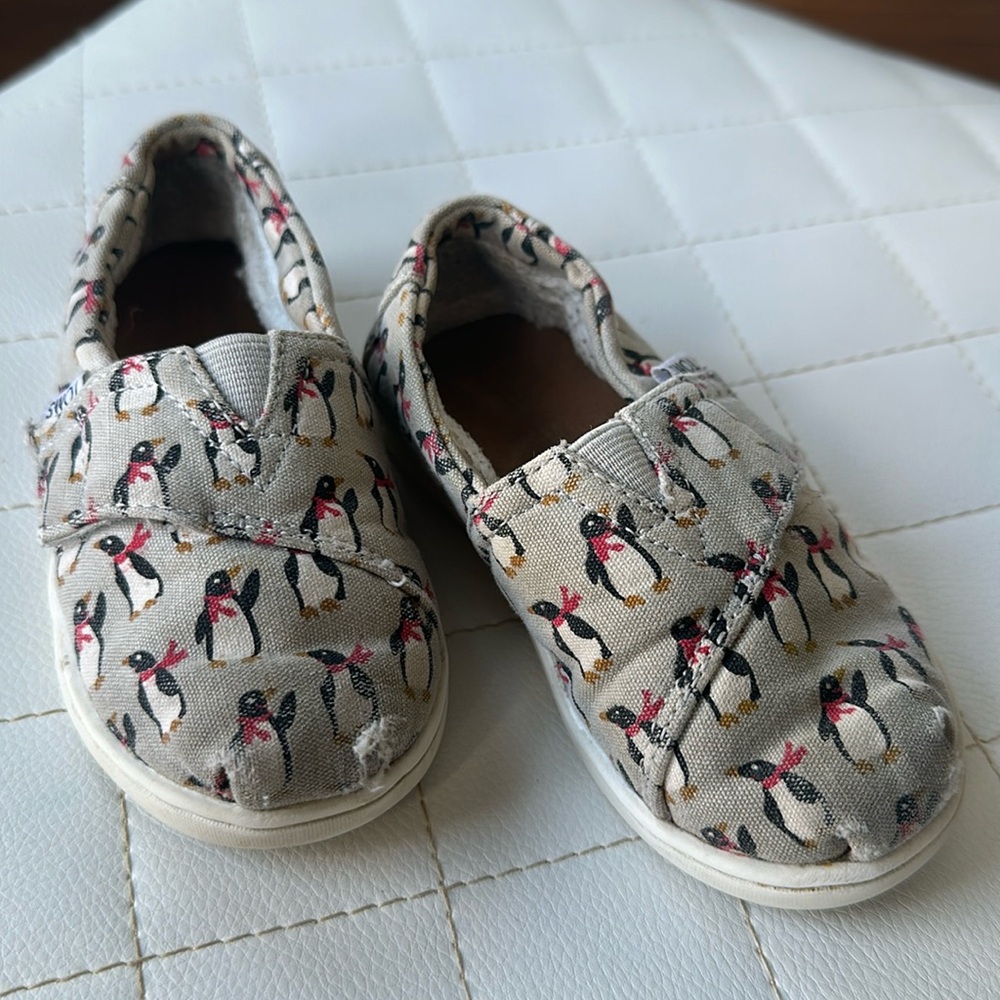 3 for $15 item! Toms toddler size 6 fur-lined Penguin shoes
